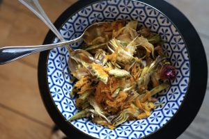 insalata di carciofi con bottarga grattugiata