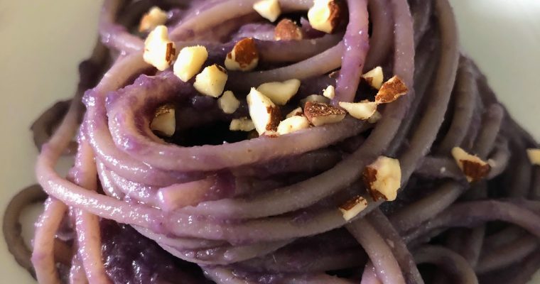 Spaghetti with red cabbage, anchovies and almonds