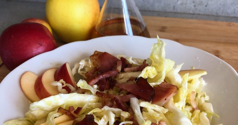 Cabbage salad with apple and speck