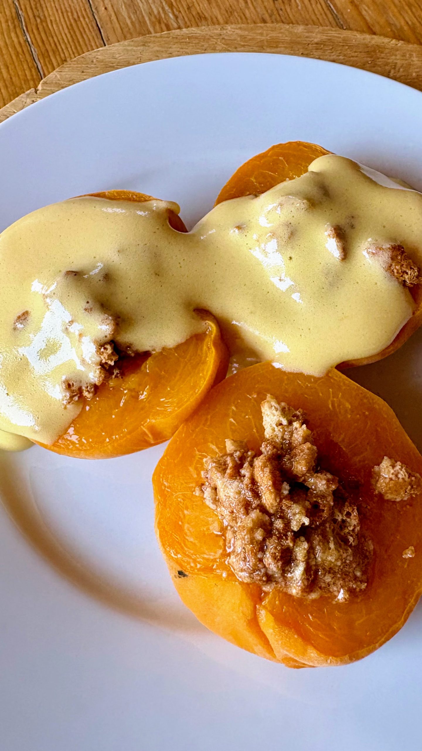 Pesche sciroppate con amaretti e zabaione